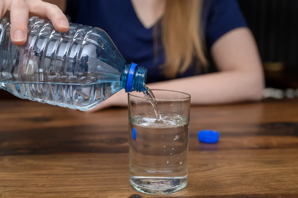 acqua bottiglia plastica